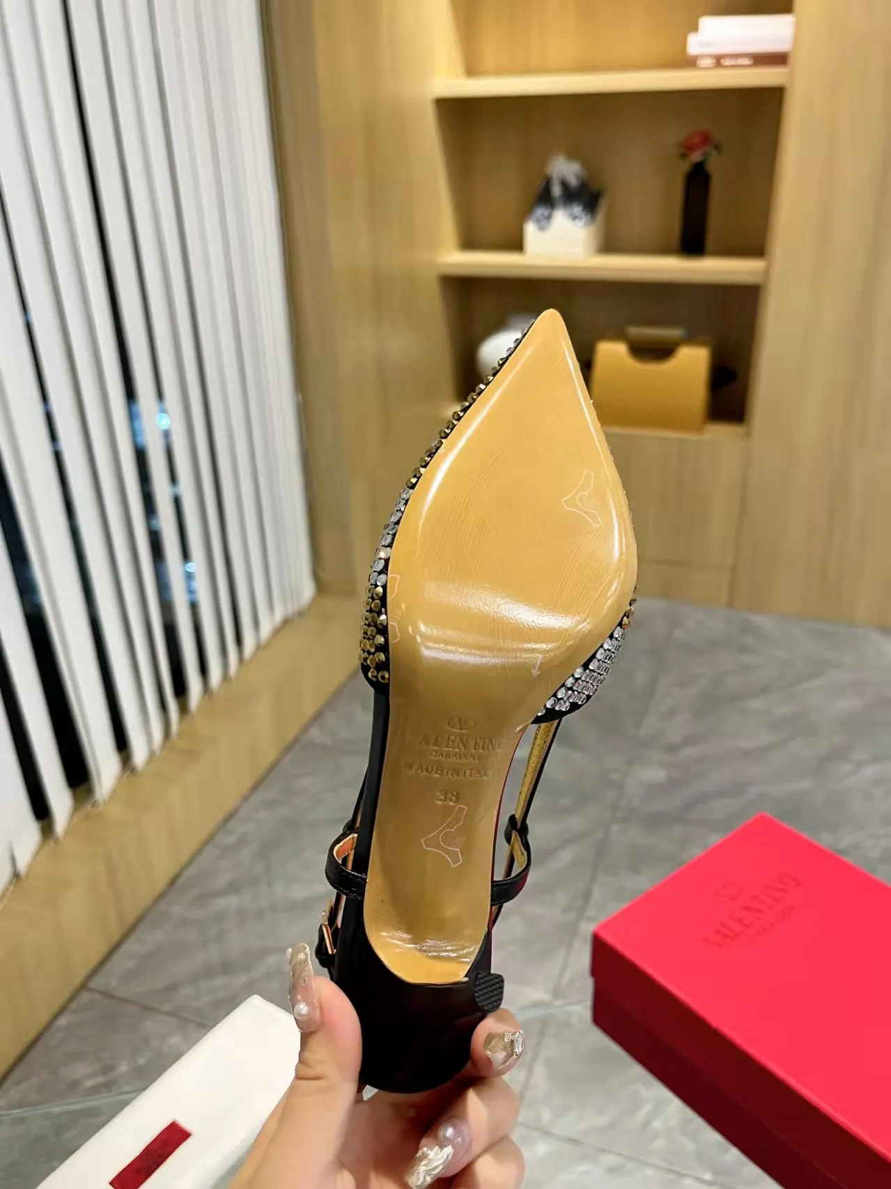 👟👟Ex-factory price 440👟👟 Genuine leather sole + 40 Kloesch diamond buckle Valentino.Valentino big v buckle single shoes ㊙️Latest series of counter genuine version with perfect details. Authentic products are made one to one. All details are consistent with genuine ones. The upper foot is very pedicure type. The key point is that it is very good and easy to control. It does not wear the feet and does not tire the feet. It is a walking artifact. The last shape is completely compared to the counter. The details are perfect. It is impossible to make such an exquisite product without the original version. Exclusive molded brass color. The highest version on the market. Fabric: imported sheepskin, lining and foot pads are all sheepskin. Color: 13 colors available. Sizes (34 to 42). Customized size 34 and 42. Non-returnable and non-exchangeable. Heel height: 7CM. Rubber sole. Genuine leather sole +40